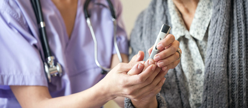 Une infirmière et sa patiente